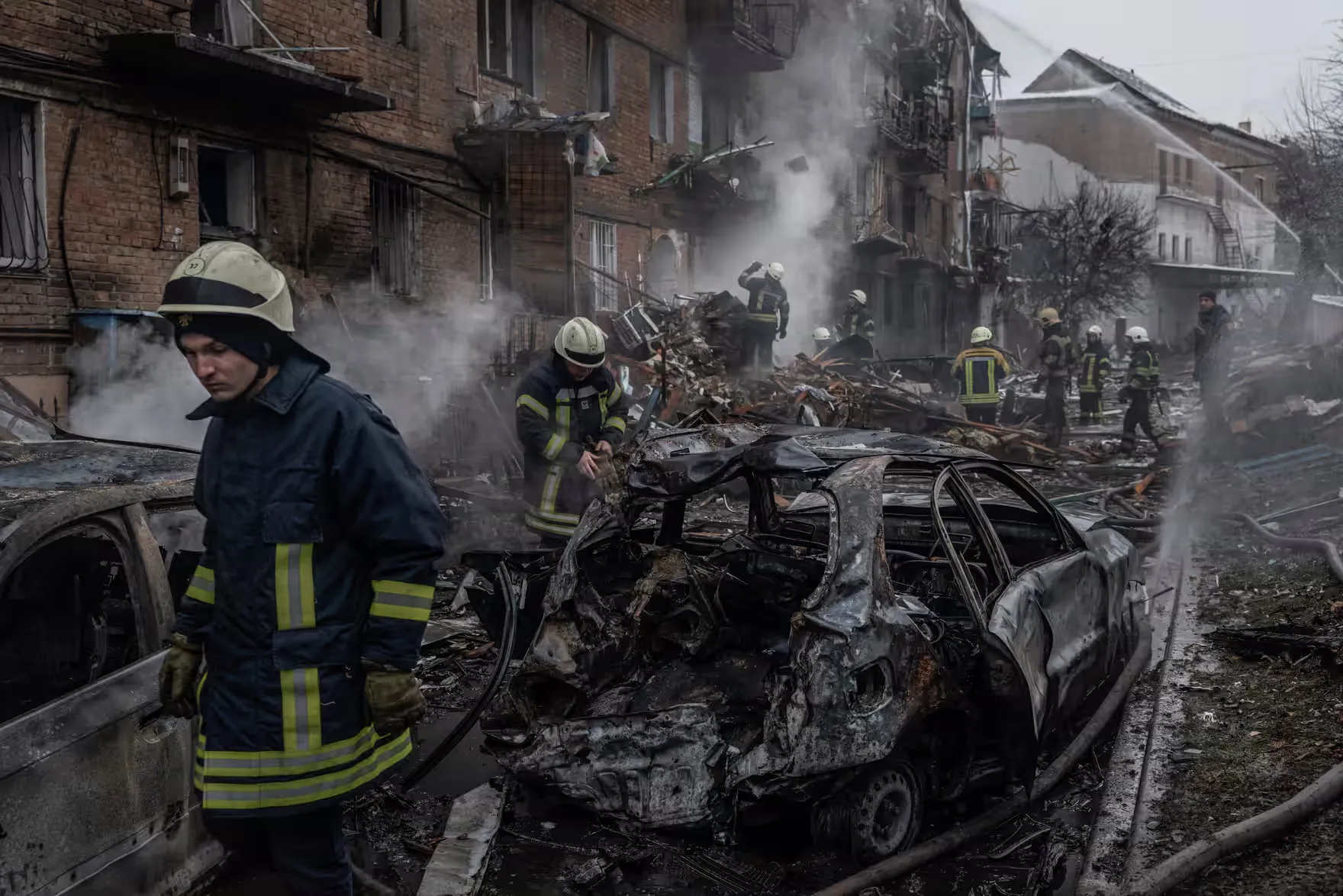 Пожежники на місці російського ракетного удару в Києві, який вразив цивільний житловий будинок (листопад 2022 року)